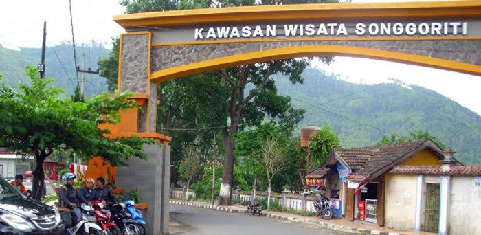 Gapura menuju Pemandian Songgoriti (C) SUARAJATIMPOST