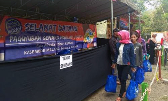 Suasana Pasar Sembako Murah yang Digelar Genaro Ngalam (C) BERITAJATIM