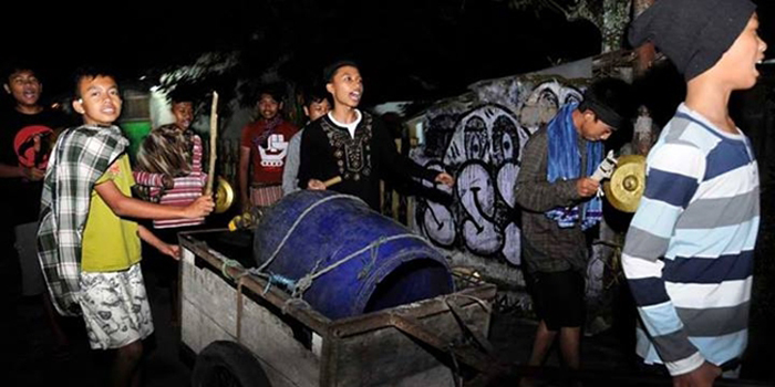 Tradisi Patrol untuk membangunkan orang sahur (C) SANGNANANG