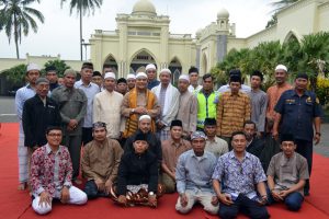 Gus Zain dan para santri Ponpes Az-Zainy (C) MERDEKA/SITI RUTMAWATI