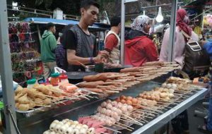 Aneka jajanan di Malaysia Street Food yang ada di Alun-alun Kota Batu (C) ULUL AZMY MALANGTODAY