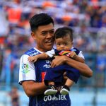 Pemain Arema, Jefri Kurniawan bersama salah satu pejuang cilik binaan komunitas Sahabat Anak Kanker Malang (C) DANI WEAREMANIA