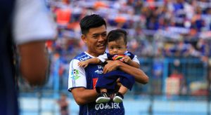 Pemain Arema, Jefri Kurniawan bersama salah satu pejuang cilik binaan komunitas Sahabat Anak Kanker Malang (C) DANI WEAREMANIA