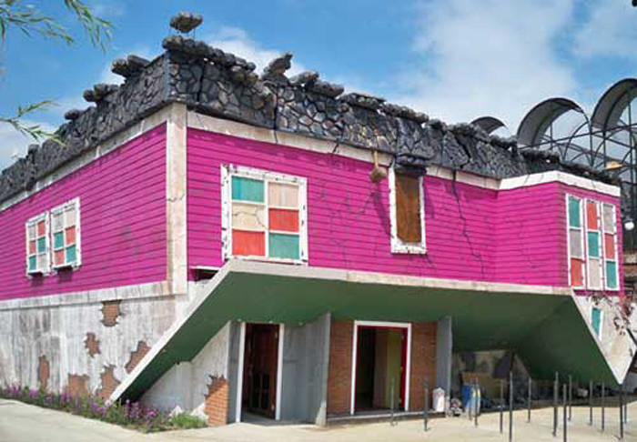 Rumah Terbalik jadi primadona di Eco Green Park (C) HOTELPOHONINN