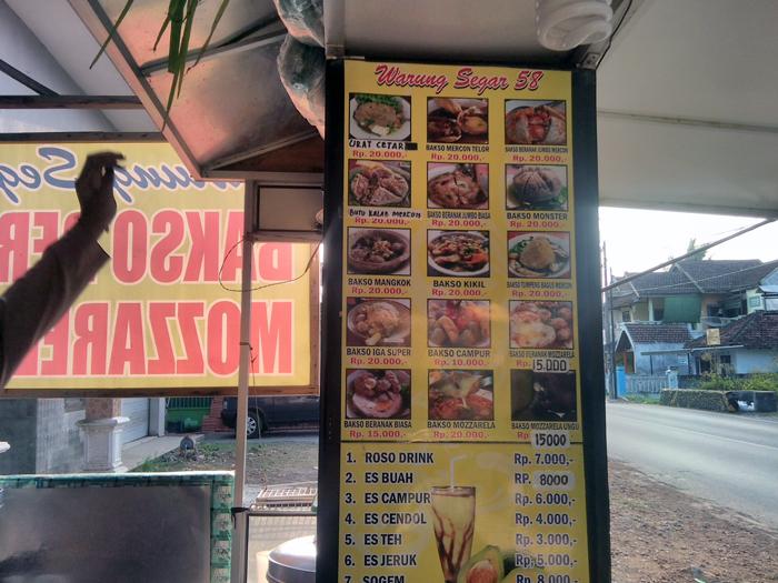 Aneka bakso di Warung Segar 58, salah satunya Bakso Mozzarella yang paling menggoda (C) RAHMA