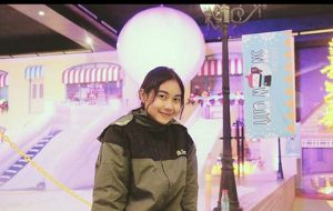 Tak hanya bisa bermain salju, Anda juga bisa berfoto dengan latar belakang istana salju di Malang Snow Paradise (C) @amanda_febrii