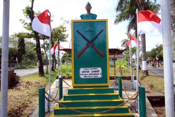 Monumen di persimpangan Y Turen, lokasi gugurnya Mayor Damar (C) RADAR MALANG