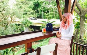 BataPuti Coffeehouse dengan latar belakang Jembatan Araya (C) @INHAATUN