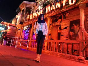 Wahana Rumah Hantu di BNS dari depan (C) WISATAKAKA