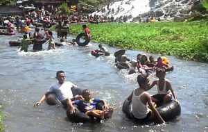 Anda bisa menjajal Terapi Ikan di Wisata Air Sumber Maron (C) LINGKAR MALANG