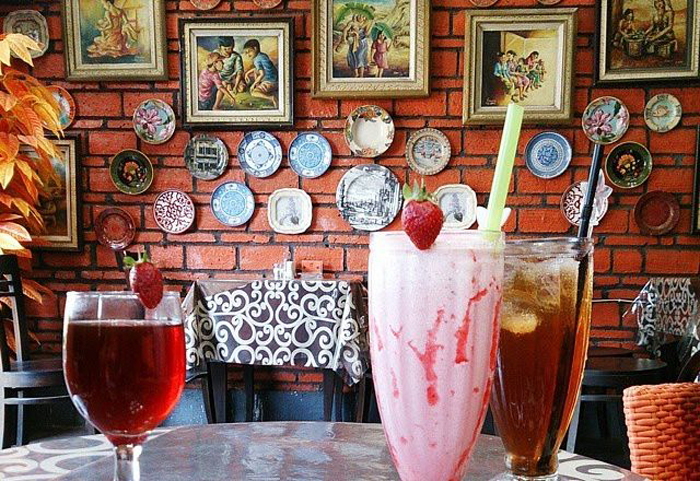 Lihatlah koleksi piring cantik di Sandiva Gallery and Beverages Singosari (C) FOODYFOODY