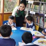 Yuni Shara bersama murid-muridnya di TK Cahaya Permata Abadi Batu (C) @yunishara38