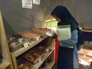 Salah satu pengunjung yang tampak sedang memilih roti di Kampoeng Roti. (Foto: Riska Suci Rahmawat)