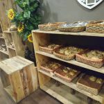 Rak roti di Kampoeng Roti yang unik dan menarik. (Foto: Riska Suci Rahmawati)