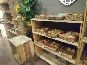 Rak roti di Kampoeng Roti yang unik dan menarik. (Foto: Riska Suci Rahmawati)