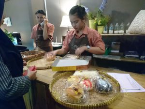 Roti yang dipilih dapat diletakkan di atas sebuah tampah dari anyaman bambu atau tempeh yang disediakan. (Foto: Riska Suci Rahmawati)