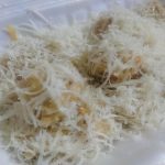 Salah satu menu pisang nugget di Enjoy Banana dengan topping keju. (Foto: Riska Suci Rahmawati)