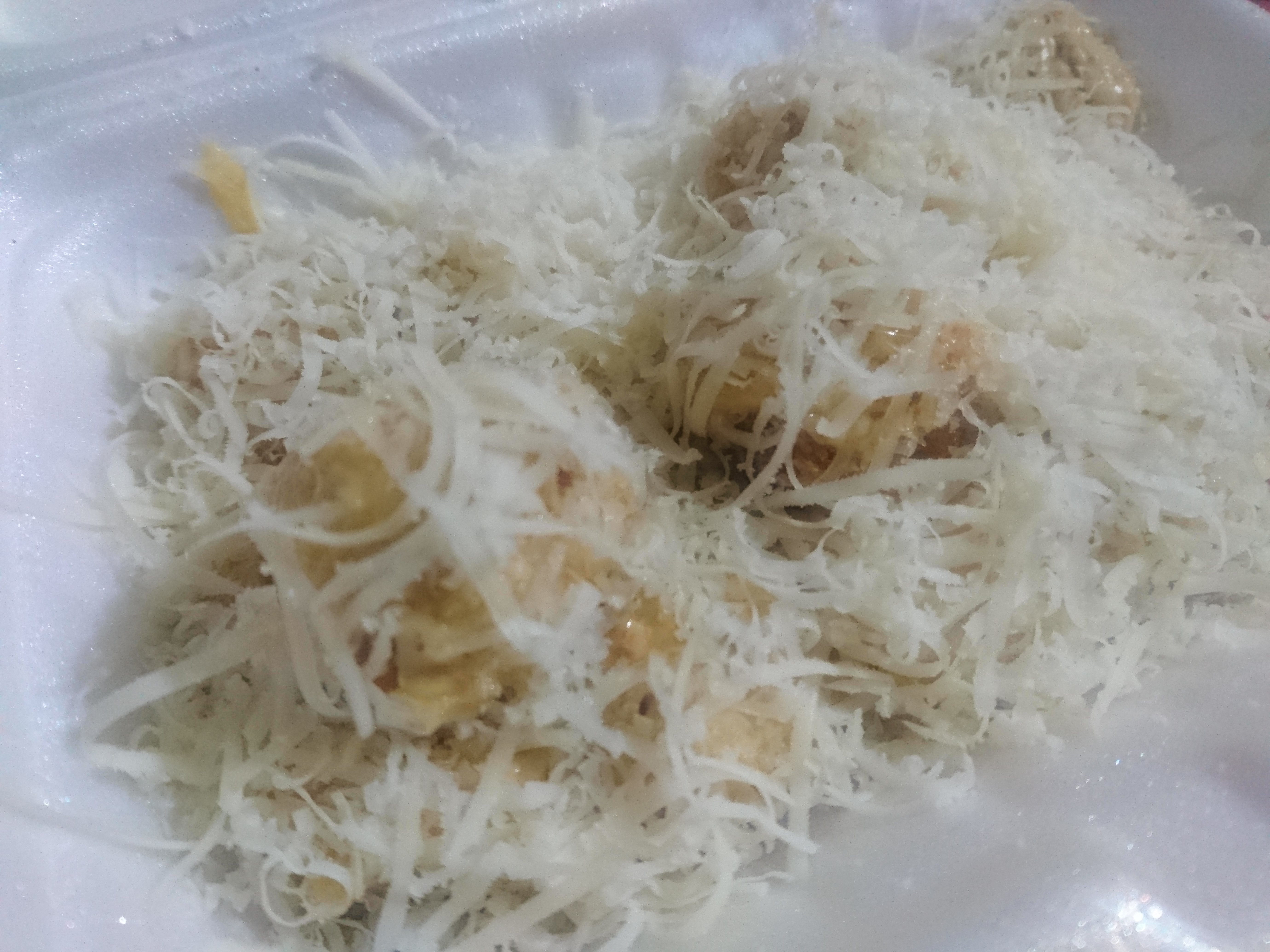 Salah satu menu pisang nugget di Enjoy Banana dengan topping keju. (Foto: Riska Suci Rahmawati)
