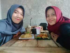 Menikmati mie level-levelan di Kober Mie Setan bersama sahabat. (Foto: Riska Suci Rahmawati)