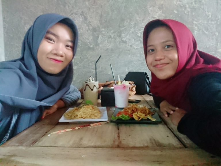 Menikmati mie level-levelan di Kober Mie Setan bersama sahabat. (Foto: Riska Suci Rahmawati)