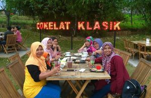 Suasana asyik di Cokelat Klasik Cafe & Garden (C) DAKATOUR