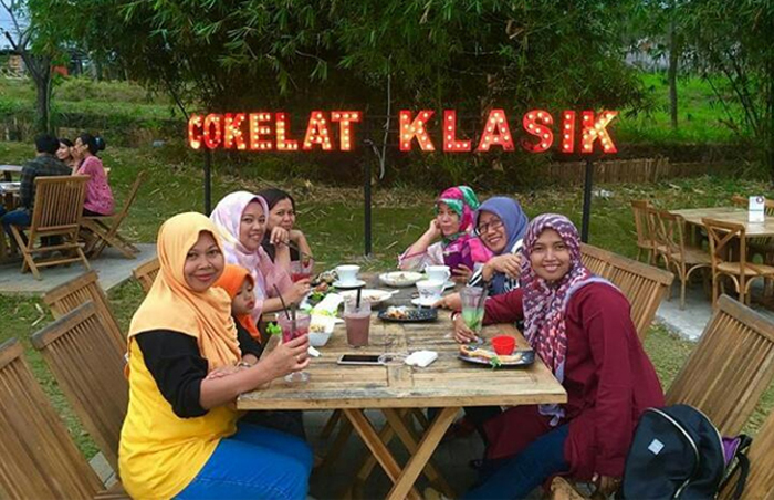 Suasana asyik di Cokelat Klasik Cafe & Garden (C) DAKATOUR