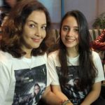 Roweina Umboh yang pernah menjadi Bidadari Warkop DKI bersama anaknya (C) VIVA.CO.ID