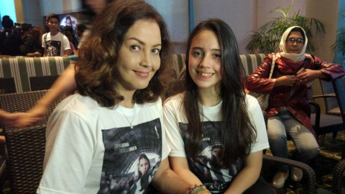 Roweina Umboh yang pernah menjadi Bidadari Warkop DKI bersama anaknya (C) VIVA.CO.ID