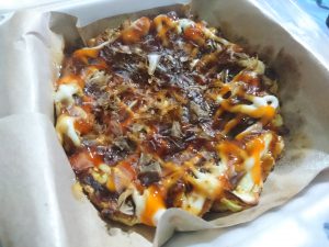 Menu okonomiyaki isi sosis yang nikmat. (Foto: Riska Suci Rahmawati)