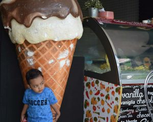 Selain menawarkan aneka es krim dengan berbagai rasa dan bentuk, Kampoeng Es Krim juga menawarkan beberapa spot foto. (Foto: Instagram @rangga_praschetio)