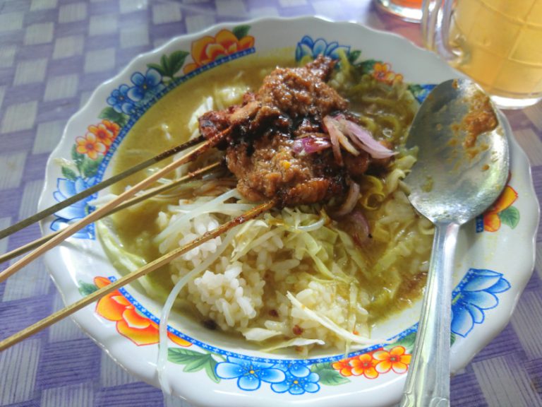 Seporsi soto sate di Pujasera UB. (Foto: Riska Suci Rahmawati)