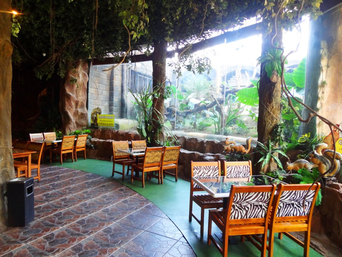 Suasana di Jungle Fast Food (C) HOTELPOHONINN.COM