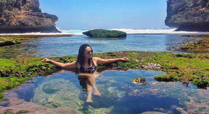 Teluk Bidadari sebagai salah satu wisata andalan Desa Bandungrejo Bantur (C) TOPWISATA.INFO