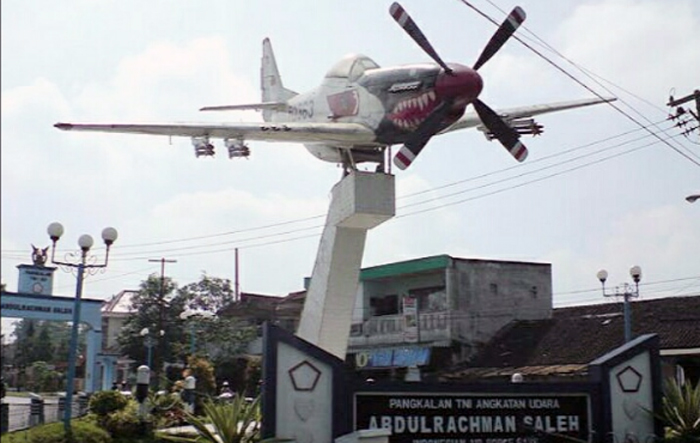 Monumen Pesawat di Gerbang Bandara Abdulrachman Saleh Pakis (C) RUDY HERMANSJAH TAHIR