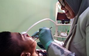 Klinik Dokter Gigi Distya Ramadani (C) AKAIBARA