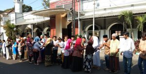 Warga Oro-oro Ombo Punya Tradisi Halal Bihalal di Jalanan (C) MALANG POST