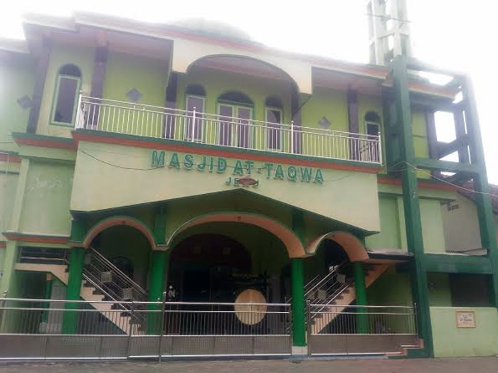 Berburu Tempat untuk Salat Idul Fitri di Masjid At Taqwa Turen (C) ROSA