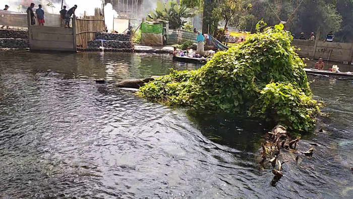 Mandi di Sumber Gentong yang Jadi Tradisi Malam Takbiran (C) YOUTUBE