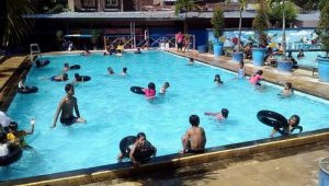 Bermain Air di Kolam Renang Tirta Marabunta Rampal (C) TRIPJALANJALAN.COM
