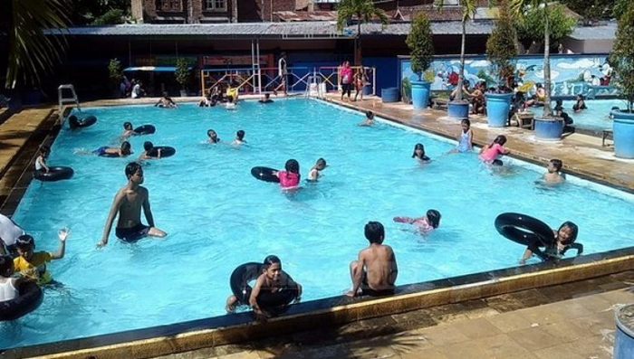 Bermain Air di Kolam Renang Tirta Marabunta Rampal (C) TRIPJALANJALAN.COM