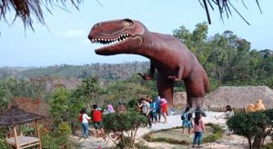 Wisata Bukit Nuri dengan Patung Dinosaurus Raksasanya (C) TIMES INDONESIA