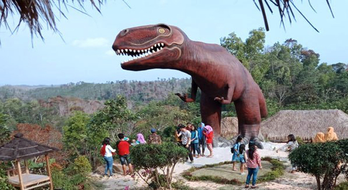 Wisata Bukit Nuri dengan Patung Dinosaurus Raksasanya (C) TIMES INDONESIA
