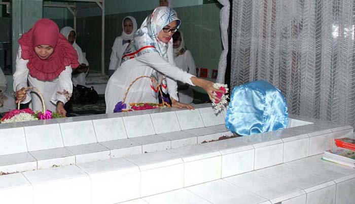 Mengintip Uniknya Ukiran Batu Nisan Bupati Malang yang Pertama (C) BERITAMETRO