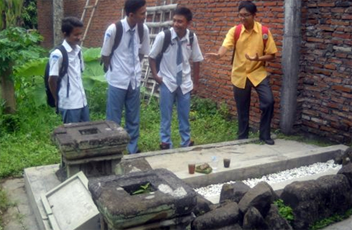 Situs Punden Mbah Wareng, Makam Semu Bekas Candi (C) AREMAMEDIA