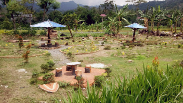 Taman Bayem Asri, Wisata Andalan Kasembon (C) NESER IKE CAHYANINGRUM