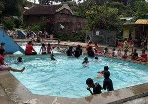 Bermain Air di Kolam Renang Tirta Alam Wagir (C) AI ROSE