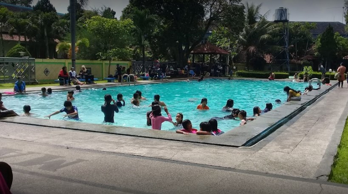 Berenang di Kolam Renang Lantamal Malang (C) TRIPJALANJALAN.COM