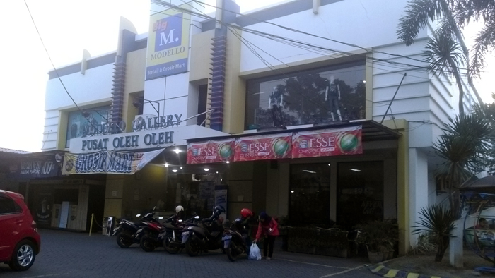 Berbelanja di Modello Gallery, Grosir Mart & Pusat Oleh-oleh