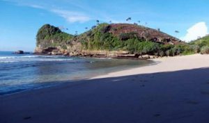 Pantai Bajulmati (C) HARGA TIKET WISATA