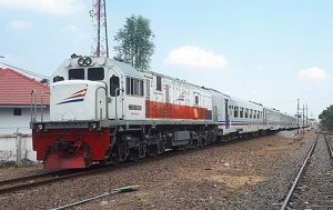 Kereta Api Malioboro Ekspres (C) WIKIPEDIA